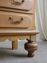 Load image into Gallery viewer, Solid Oak Chest Of Drawers With Bun Feet