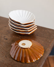 Load image into Gallery viewer, Brown Glaze Scallop Shell Dishes
